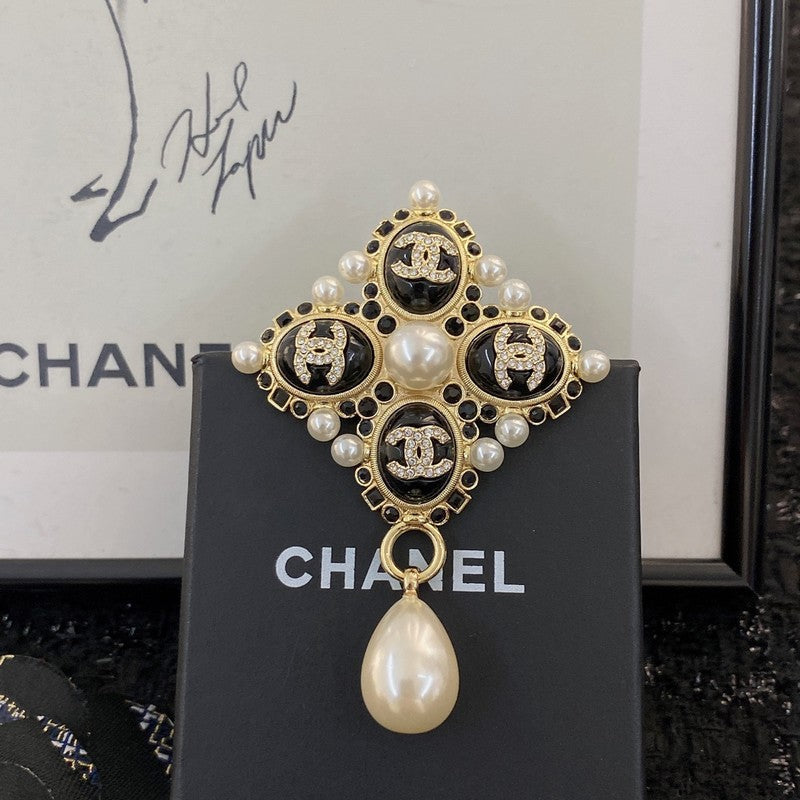18K  Chanel Pearl Pendant Gold Brooch